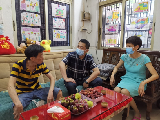 慰问退休老党员照片.png